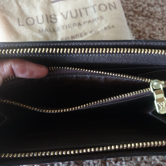 LOUIS VUITTON AUTHENTIC DAMIER WALLET - Picture 4 of 9